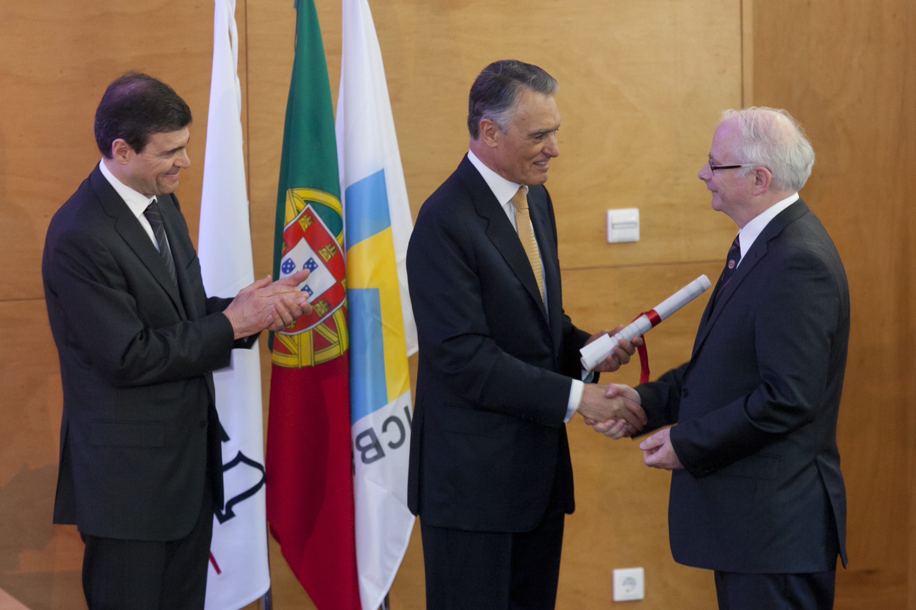 Portuguese President Aníbal António Cavaco Silva presenting Professor St George-Hyslop (far right) with his award.